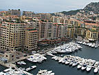 В удобной бухте Монако расположен очень живописный порт.