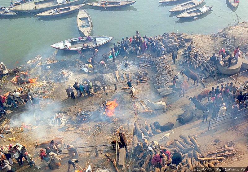 Костры на Маnikarnika Ghat не гаснут в течении многих тысяч лет Варанаси, Индия