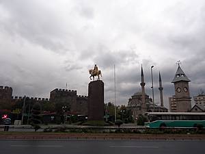 На площади сразу можно увидеть несколько достопримечательностей города Кайсери — крепость, Великую мечеть, памятник Кемалю.