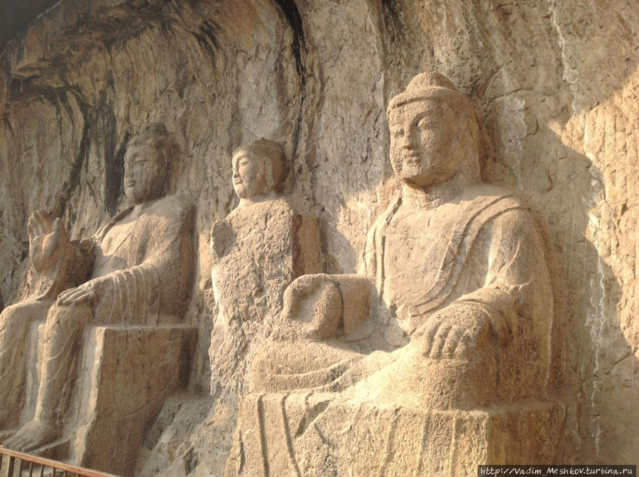 Лунмэнь состоит из нескольких сотен пещер, главные из которых (Биньян, 500—523, Гуян, 495—575, и Фынсянь, 627—675) включают статуи буддийских божеств (в том числе Будды Вайрочана, 672—676, высота около 15 м), рельефы, изображающие монахов, небесных танцовщиц, торжественные процессии. Для монументально-величественной скульптуры Лунмэнь характерны изящество пропорций, графическая чёткость прорисовки деталей, сочетающаяся с пластически-мягкой трактовкой форм. Лоян, Китай