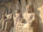 Лунмэнь состоит из нескольких сотен пещер, главные из которых (Биньян, 500—523, Гуян, 495—575, и Фынсянь, 627—675) включают статуи буддийских божеств (в том числе Будды Вайрочана, 672—676, высота около 15 м), рельефы, изображающие монахов, небесных танцовщиц, торжественные процессии. Для монументально-величественной скульптуры Лунмэнь характерны изящество пропорций, графическая чёткость прорисовки деталей, сочетающаяся с пластически-мягкой трактовкой форм.