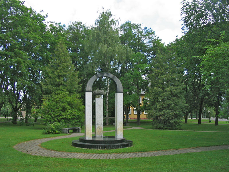Памятник эстонской поэтессе Бетти Альвер Йыгева, Эстония