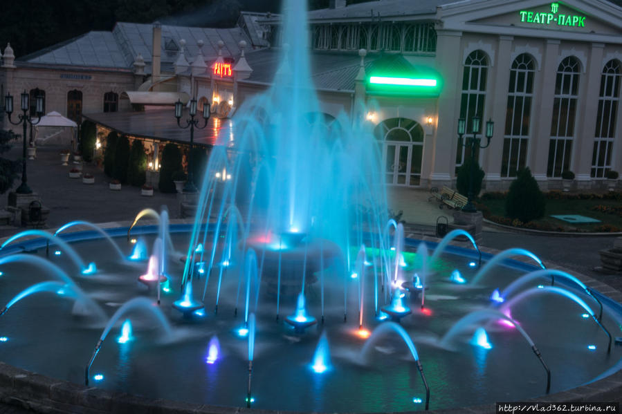 Ессентуки. Цветной фонтан в курортном парке. Ставропольский край, Россия