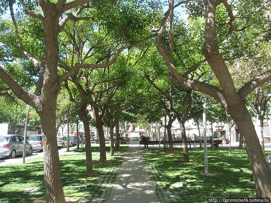 Реус. Площадь Свободы — большая и красивая Реус, Испания