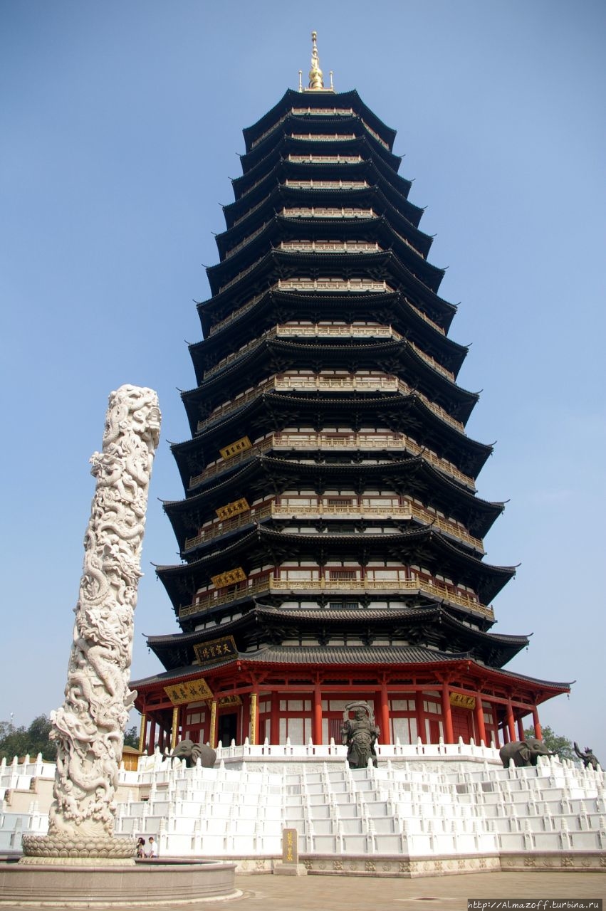 Пагода Тяньнин в городе Чанчжоу провинции Цзянсу на востоке Китая. Высота 153,79 метра. Самая высокая буддийская пагода и деревянное строение в мире.