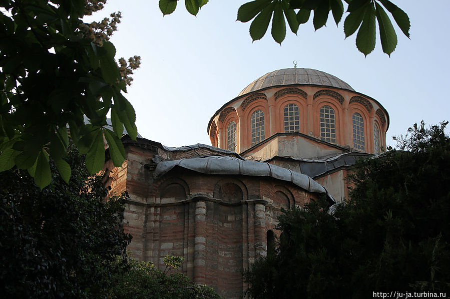 Византийская архитектура снаружи особым великолепием никода не отличалась, вся красота — внутри! Стамбул, Турция