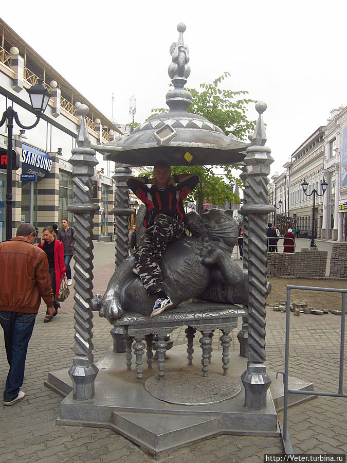 Еще один сказочный персонаж: Чеширский кот.