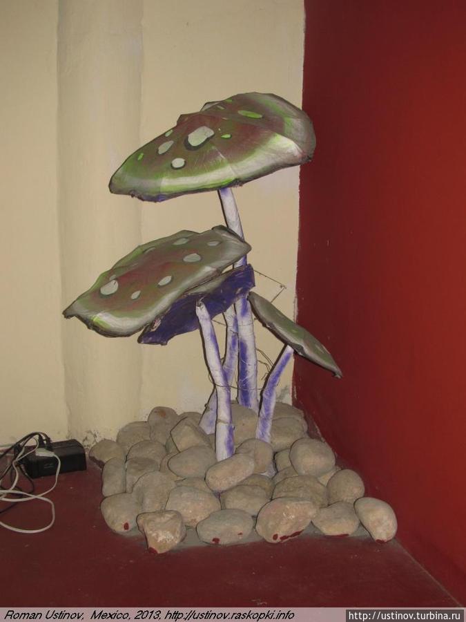 огромные грибы (ненастоящие) в наркоманском хостеле в Паленке Мексика