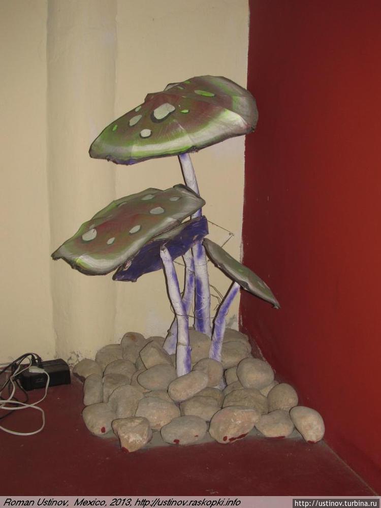 огромные грибы (ненастоящ