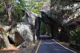 Сразу за кассой въезд в Йосемитский парк происходит вот через такую арку
