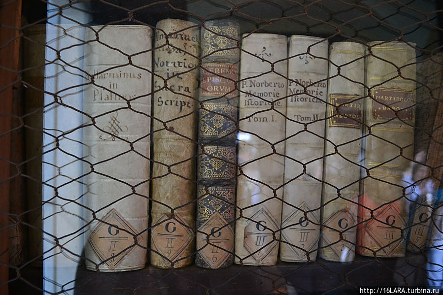 Вот эти книги читались кем-то из предков нынешних Барромео Остров Белла, Италия