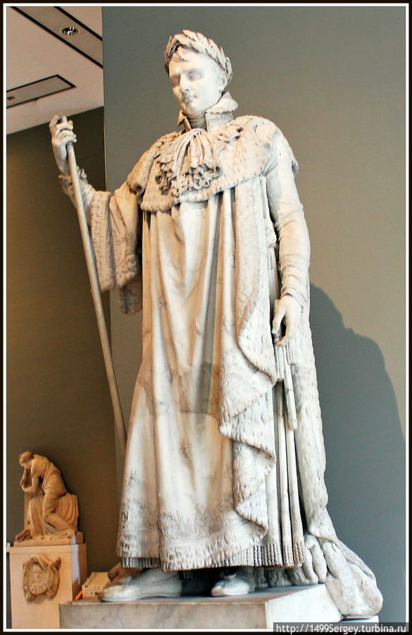 Скульптура Императора в Лувре Париж, Франция