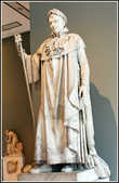 Скульптура Императора в Лувре
