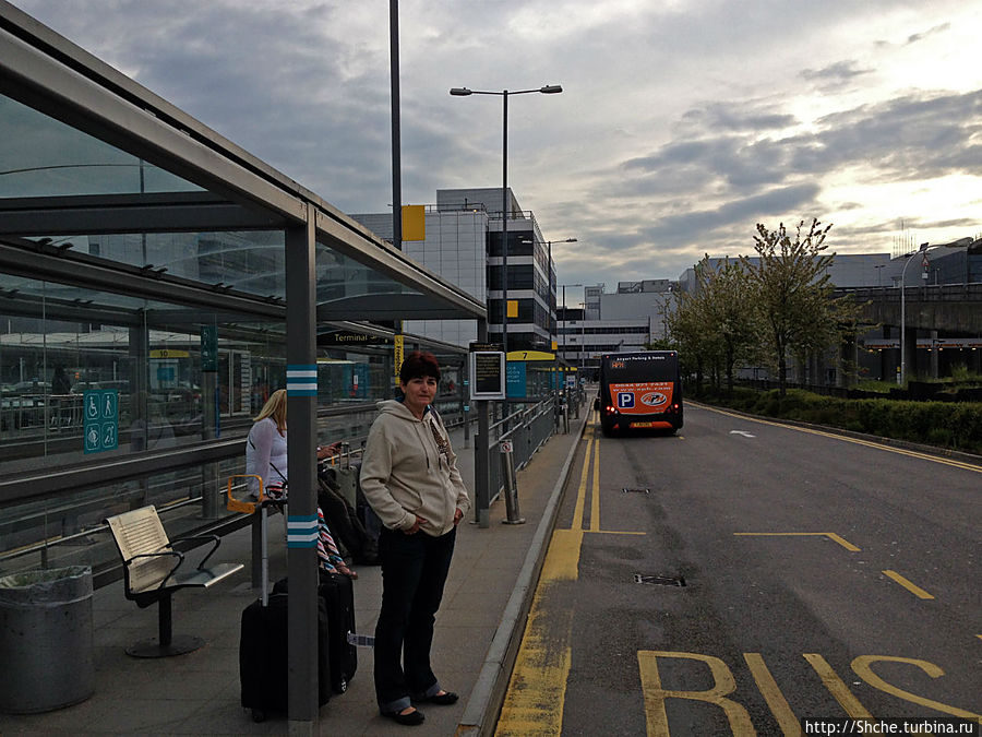 платформа номер 8 возле северного терминала Гатвика, но шаттл заезжает и на южный терминал Гатвик аэропорт, Великобритания