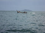 Рыбаки проплывающие в Малаккском проливе.
