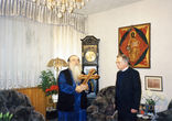 Передача православного креста, побывавшего на вершине Арарат, Митрополиту Минскому и Слуцкому Патриаршему Экзарху всея Беларуси Филарету. 2002 год