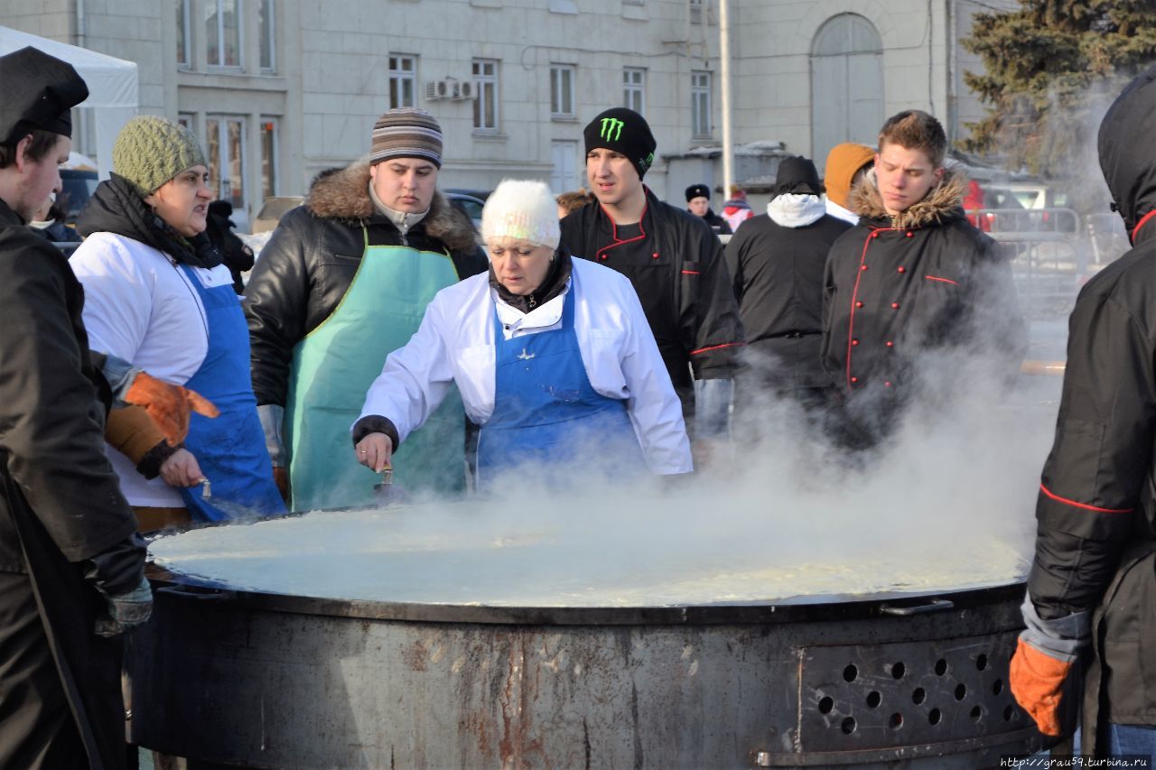 Масленница. Как нужно печь большие блины Саратов, Россия