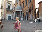 А это Вечный город Рим))  И его маленькая веселая жительница района Транстевере.