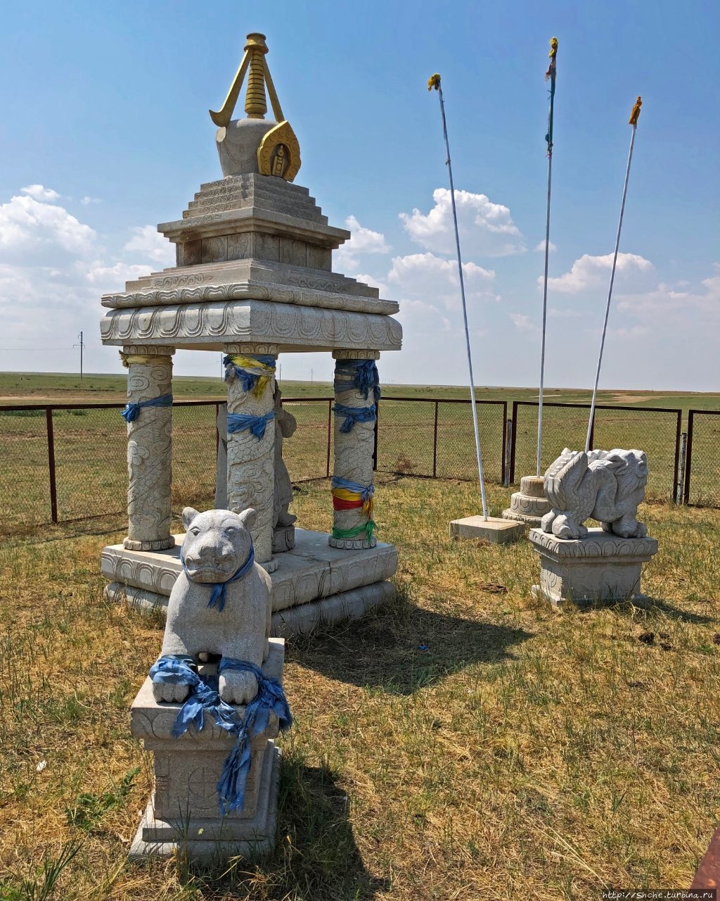 Придорожный субурган Халхгол, Монголия