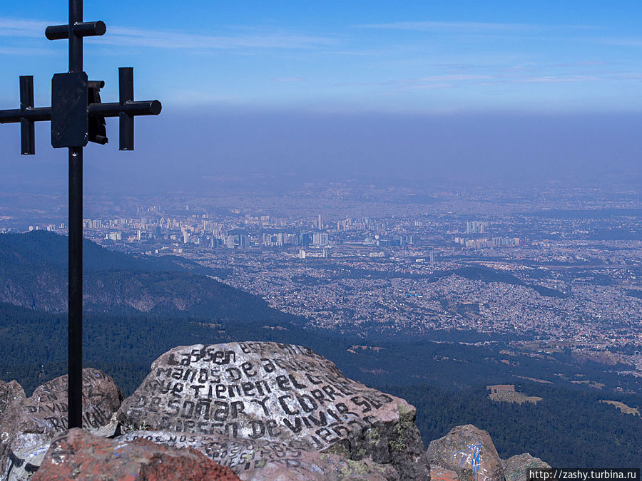 С вершины вулкана в хорошую погоду виден весь Мехико