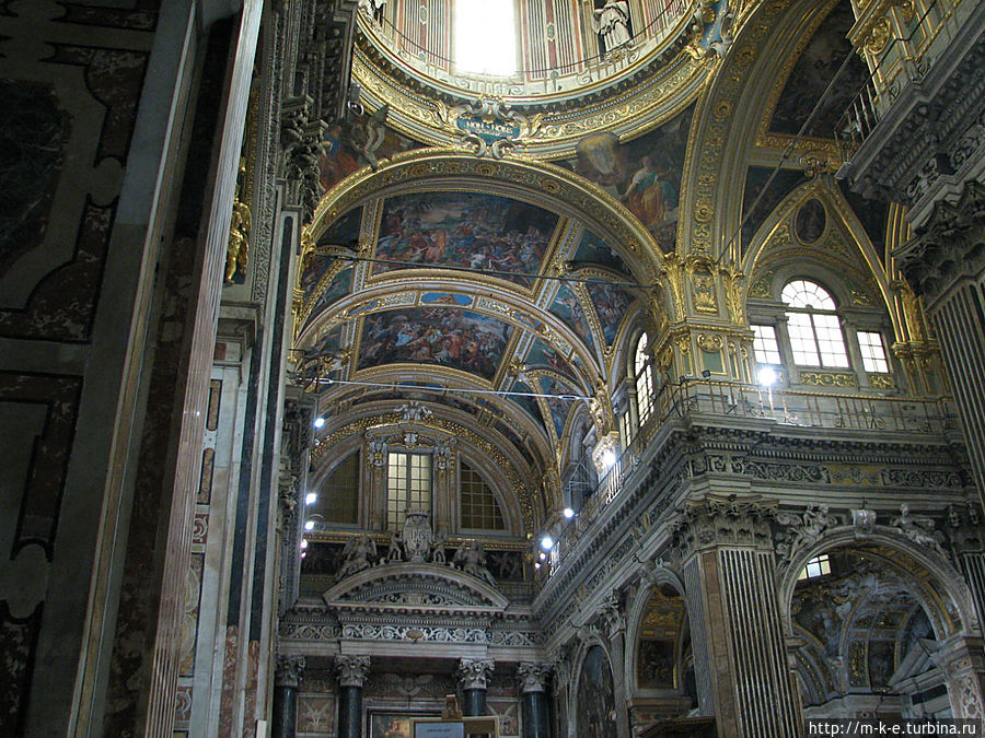 Палаццо Дукале и церковь Иисуса на площади Матеотти Генуя, Италия