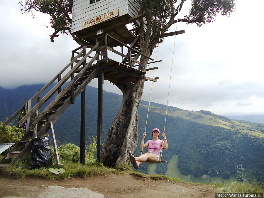 Вот этот домик. Он классный, маленький, с большим открытым окном с видом на вулкан. Хозяин сдает домик в аренду, и можно прийти со своим спальником и переночевать. Вулкан, конечно, нифига не видно — там щас тусуются облака. Безвылазно.