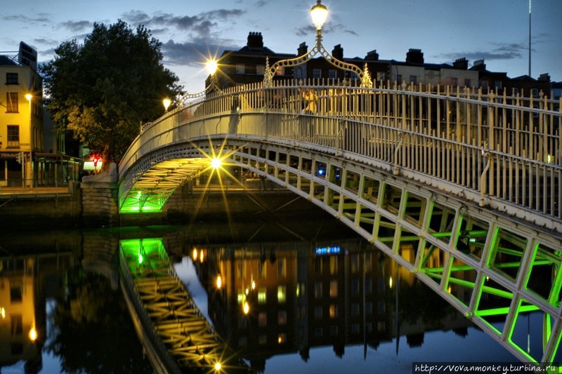 Ha’penny bridge с правого берега Дублин, Ирландия