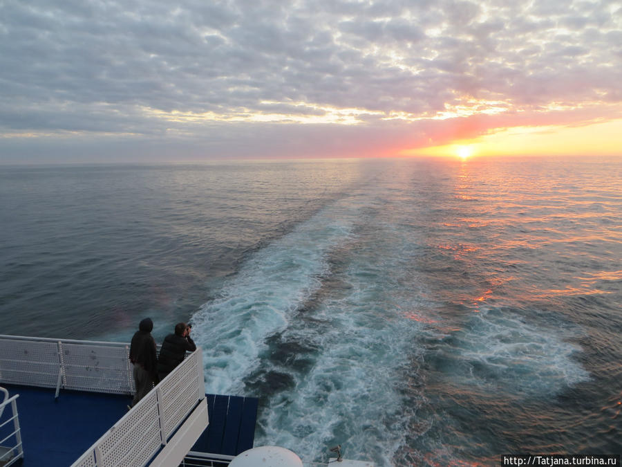 Красивый закат с корабля 