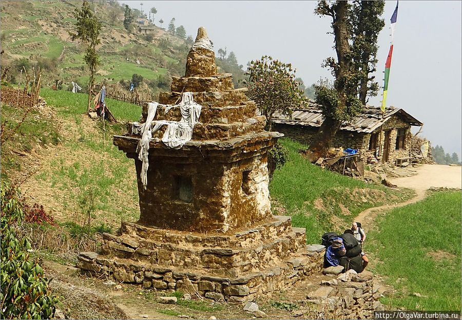 Покинув Туло Сябру (2250 м) ранним утром, начинаем карабкаться по террасам, чтобы выйти на тропу, ведущую куда-нибудь вверх. Заплутать здесь совсем легко, и без помощи местных жителей не обошлось. Наконец, путь найден, он-то и привел к старому, полуразрушенному чортену