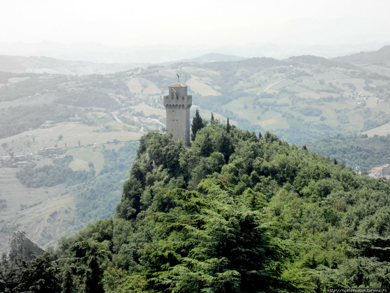 Вид на Салита алла Честа о Фратта — 2-ю башня, расположенной на самой высокой точке горы Титано. Сан-Марино, Сан-Марино