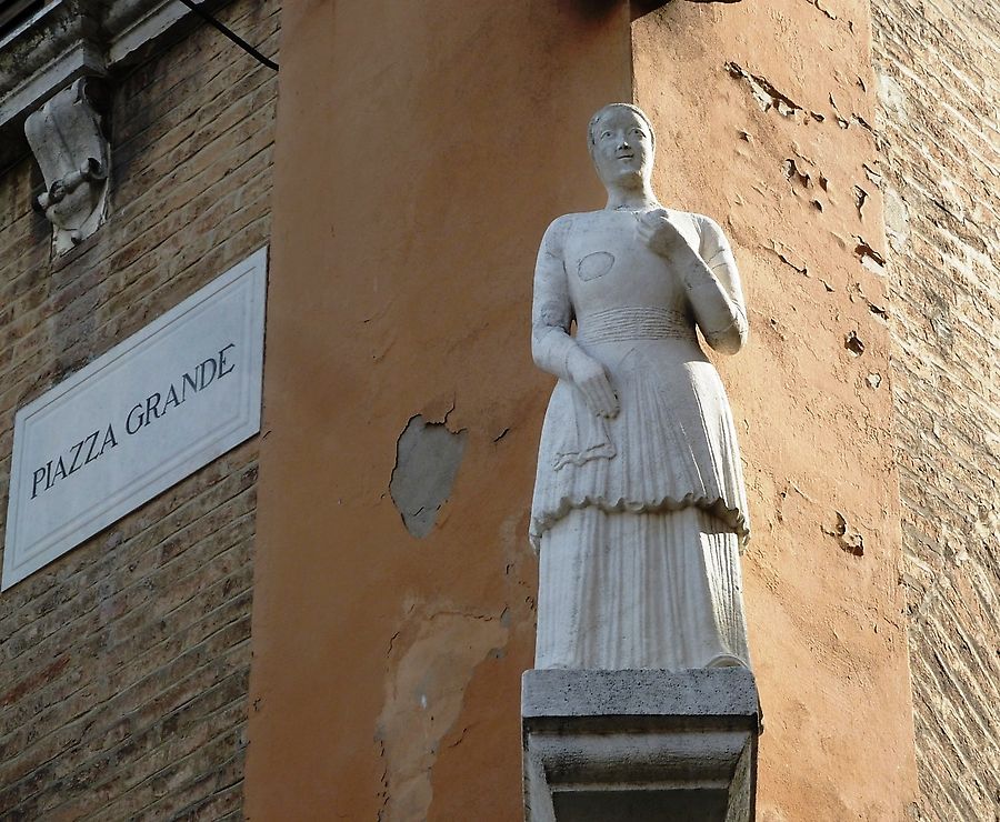 Найти женщину с гранатом Модена, Италия