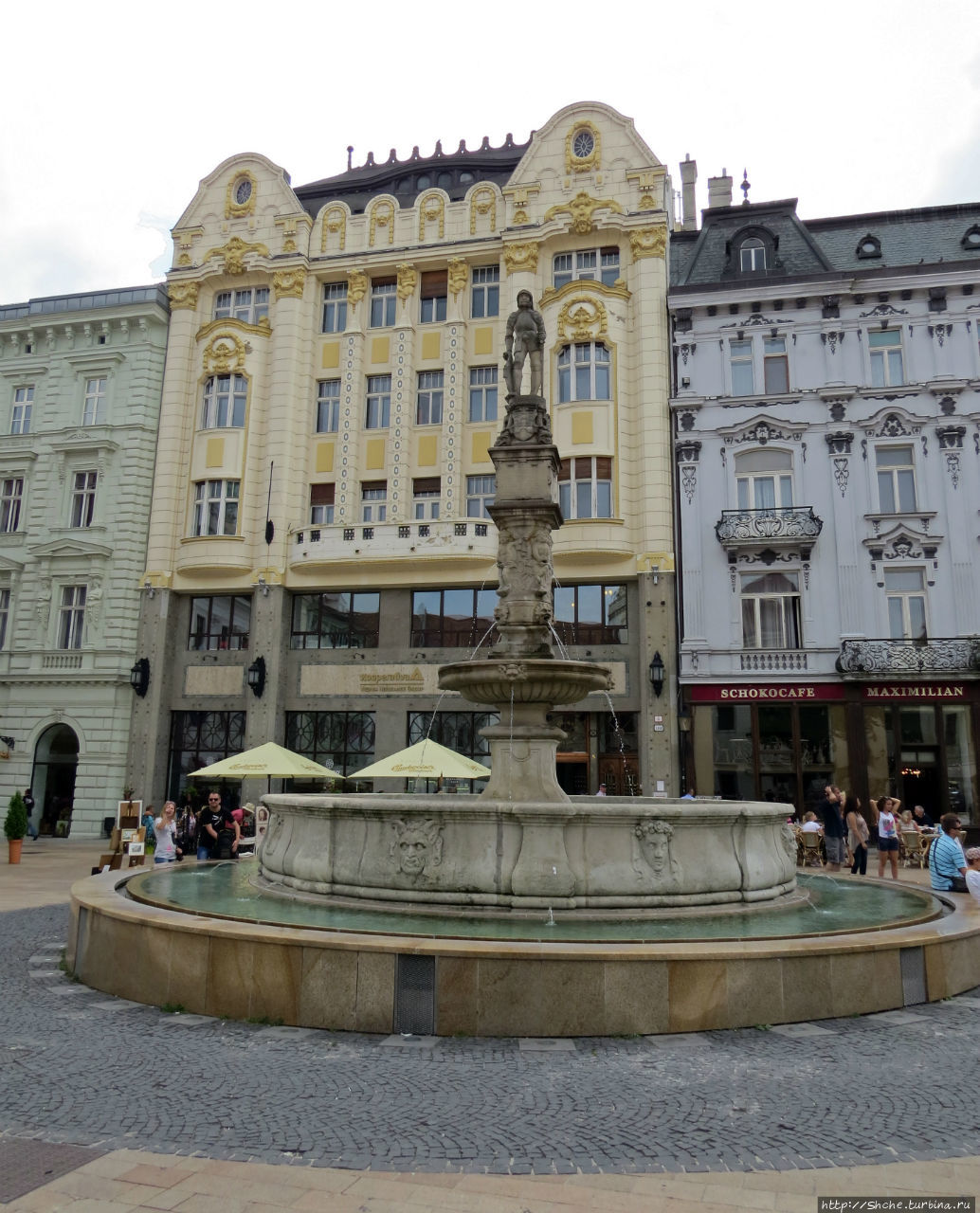 фонтан напротив ратуши Братислава, Словакия