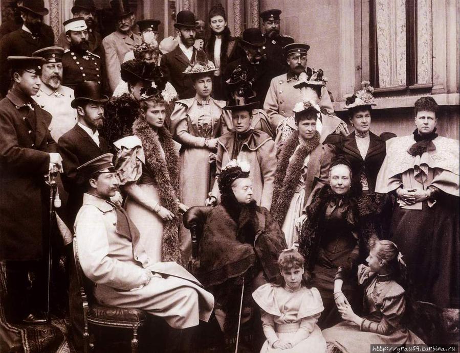 В Кобурге в апреле 1894 г. В центре — королева Виктория. Алиса справа от Николая(фото из Интернета) Ливадия, Россия