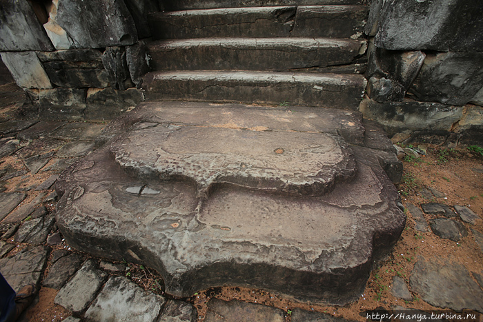Храм Баконг. Лунный камень перед входными воротами. Использовались в храмах Ролуоса. Фото из интернета Ангкор (столица государства кхмеров), Камбоджа