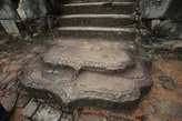 Храм Баконг. Лунный камень перед входными воротами. Использовались в храмах Ролуоса. Фото из интернета