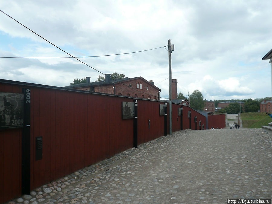 В музее представлены плакаты поэтапного видоизменения крепости. Хяменлинна, Финляндия