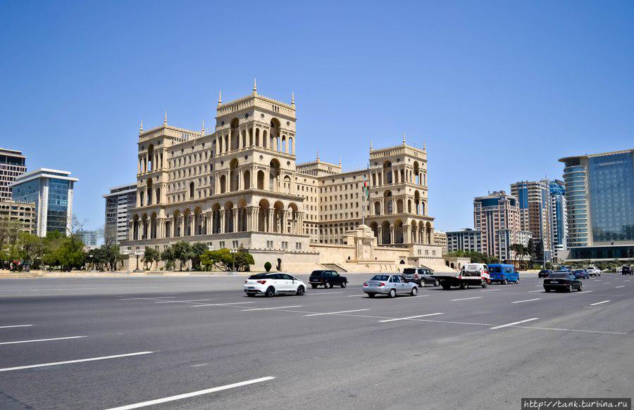 Великолепное здание, прототипом некоторых элементов которого, стал дворец Ширваншахов. Баку, Азербайджан