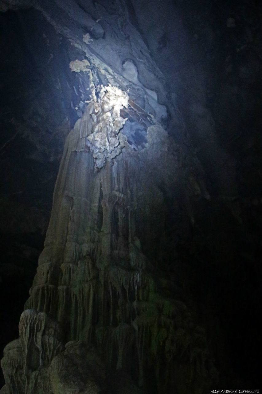 Полые скалы Вьетнама: золотые потолки пещеры Tu Lan Фонгня-Кебанг Национальный Парк, Вьетнам