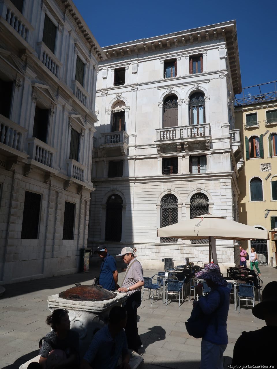 Кампо – эти колодцы в каждом венецианском дворике – исторические свидетели сбора дождевой воды. В них вода стекала с крыш, отфильтровывалась и становилась пригодной для употребления. Венеция, Италия