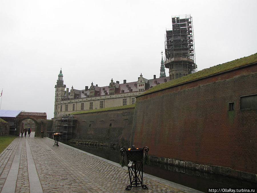 История замка начинается с крепости Кроген, представлявшей собой несколько строений, которая позволяла собирать дань с выходящих в Балтийское море кораблей. Хельсингёр, Дания