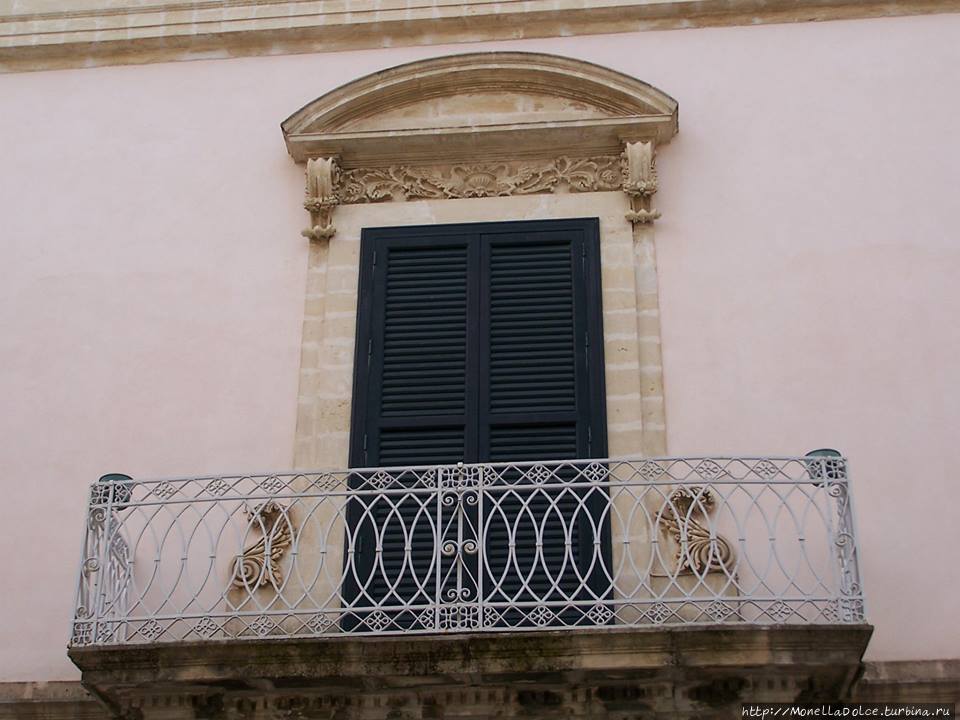 Рагуза: балконы  в стиле барокко сичилиано Рагуза, Италия