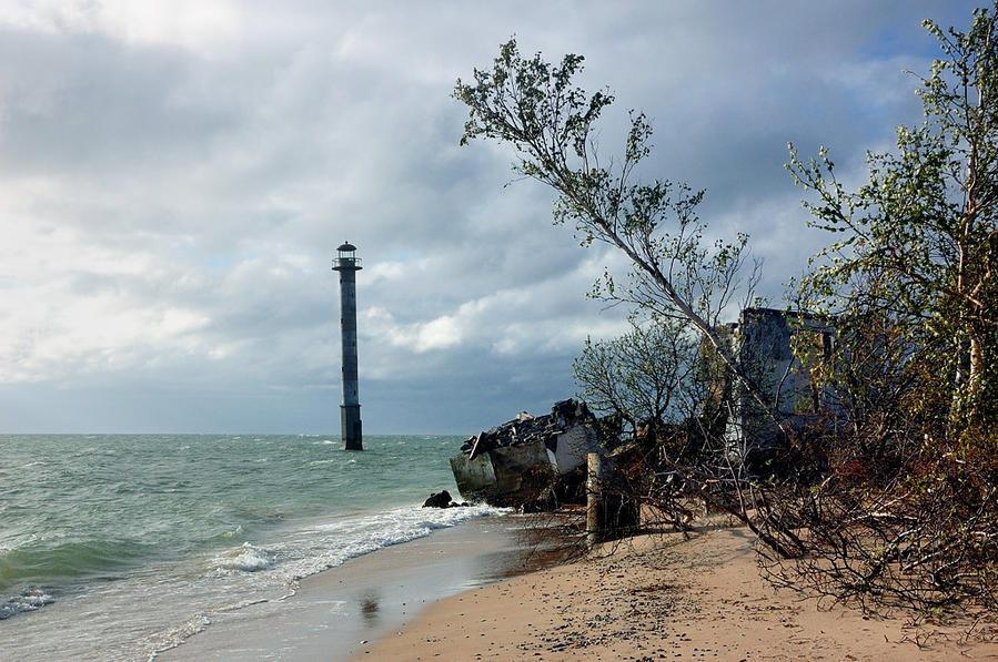 Падающий маяк в 2012-м году Остров Сааремаа, Эстония