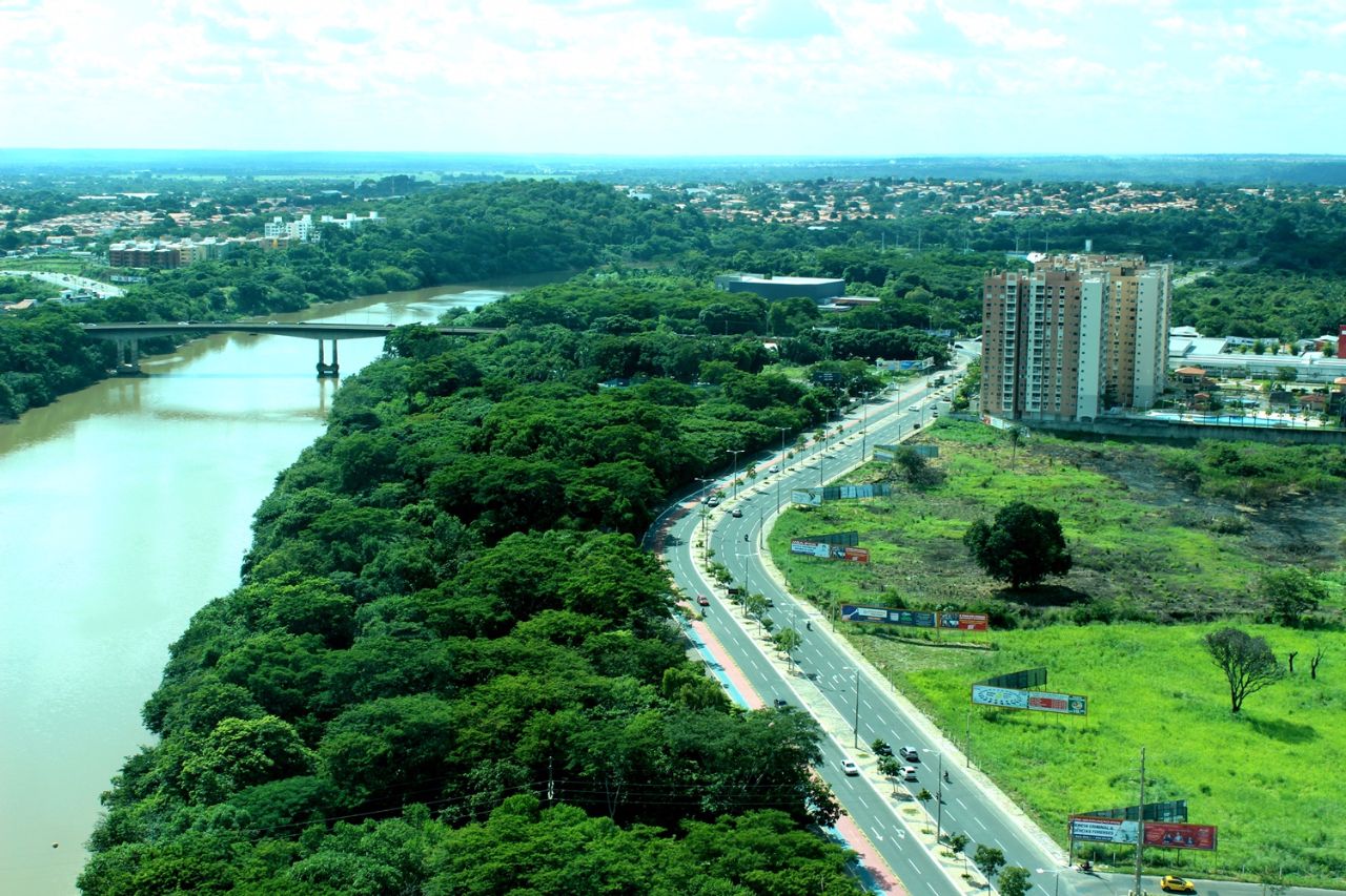 Вид с панорамной площадки в северном направлении Терезина, Бразилия
