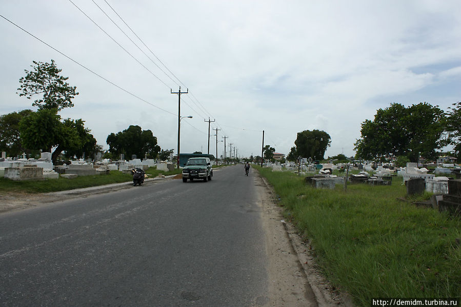 Трасса на запад, проходит через кладбище. Белиз, Белиз