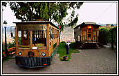 Слева трамвай на котором вы катаетесь по городу, справа стационарный музей.