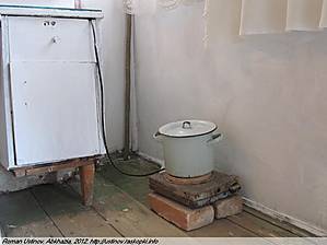 Если нужна горячая вода (стрижка горячими ножницами, столь популярная в больших городах) — то она греется на древней электроплитке.