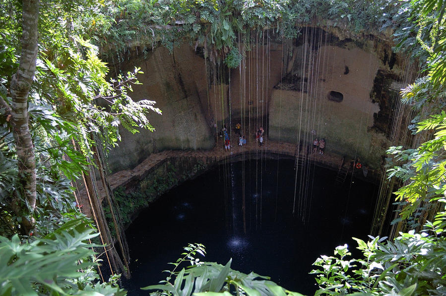 Пещера Cenote Ikkil Чичен-Ица город майя, Мексика