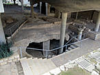 Под баптистерием находятся раскопки древнего поселения Назарета и археологические экспонаты.