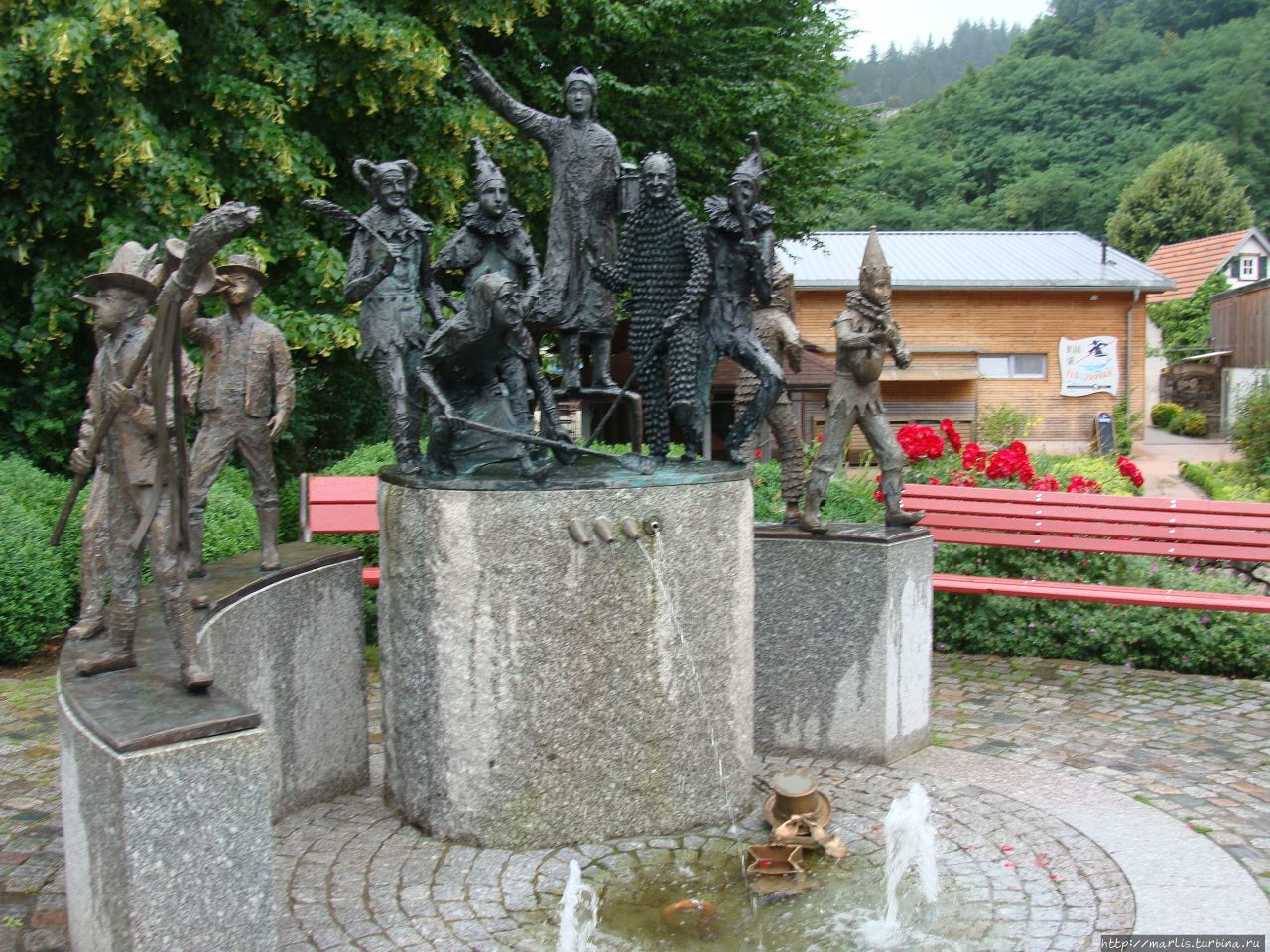 Wolfach. Фонтан в Вольфахе, кошель тоже присутствует Шварцвальд, Германия