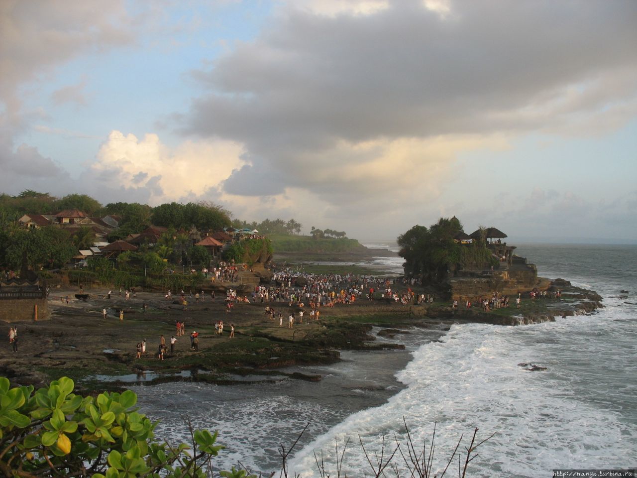 Вид на храм Танах Лот со средней смотровой площадкой между Пура Бату Балонг и Танах Лот